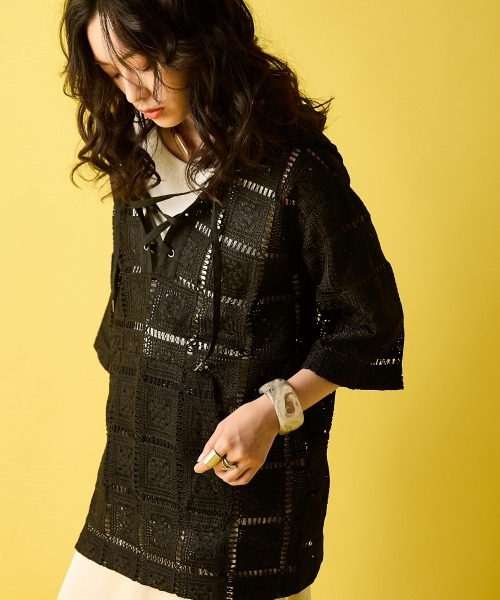 GEVS.(ジェイヴィス)の「レースアップレースフーディ<大きいサイズ有>GEVS.(シャツ/ブラウス・レディース・ブラック/キナリ・M/L/LL/3L/4L/5L)」の4枚目の写真