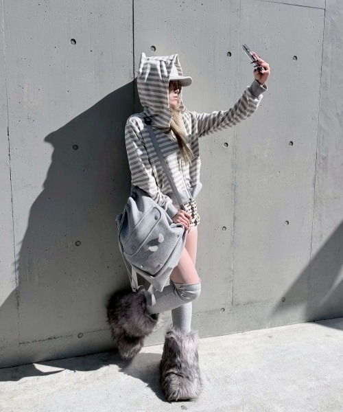 Never mind the XU / Chikashitsu+（ネバーマインド ザ エックスユー / チカシツプラス）の「【nmtc+】border horn zip up hoodie / 【エヌエムティーシープラス】ボーダーツノジップアップパーカー（パーカー・レディース・グレー/ブラック・ONE SIZE）」の11枚目の写真