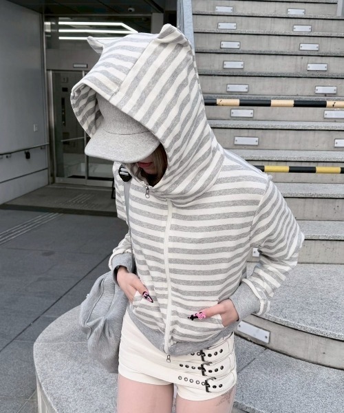 Never mind the XU / Chikashitsu+（ネバーマインド ザ エックスユー / チカシツプラス）の「【nmtc+】border horn zip up hoodie / 【エヌエムティーシープラス】ボーダーツノジップアップパーカー（パーカー・レディース・グレー/ブラック・ONE SIZE）」の13枚目の写真