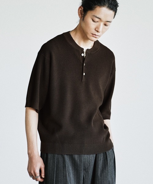 WYM LIDNM（ウィム バイ リドム）の「AZE H/S KNIT HENLEY（ニット/セーター・メンズ・グレー/ブラウン/チャコール・S/M/L）」の3枚目の写真