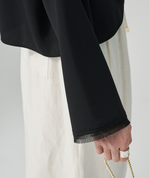 VERMEIL par iena(ヴェルメイユパーイエナ)の「Compact Satin Top(シャツ/ブラウス・レディース・ブラック/ホワイト・FREE)」の7枚目の写真