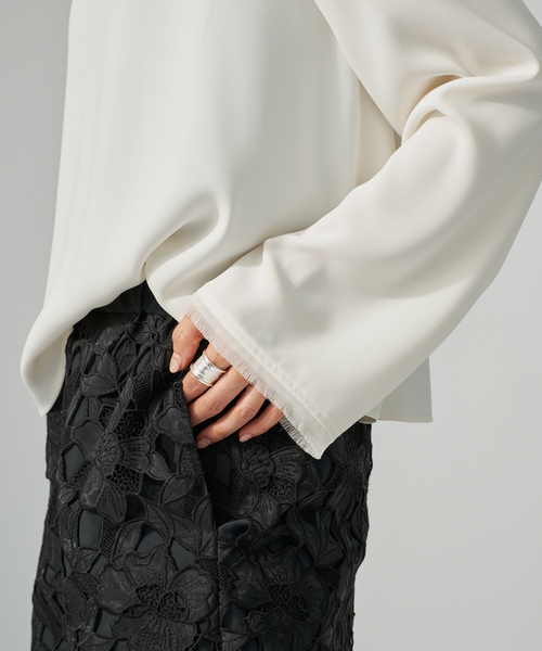 VERMEIL par iena(ヴェルメイユパーイエナ)の「Compact Satin Top(シャツ/ブラウス・レディース・ブラック/ホワイト・FREE)」の17枚目の写真