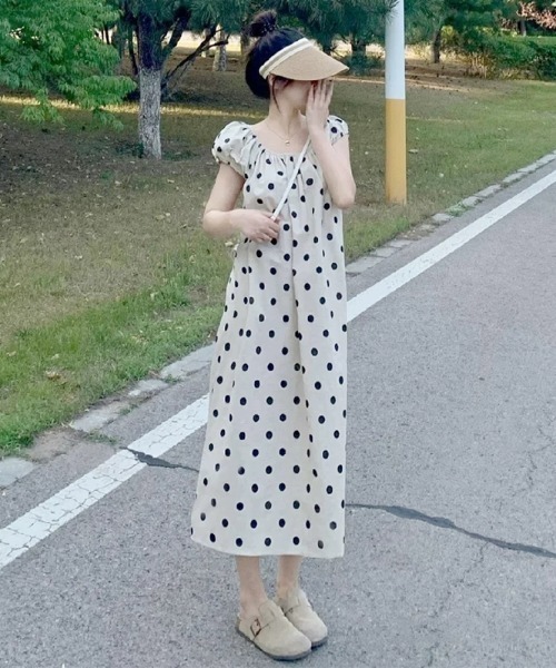 LUCPY(ラクピー)の「ドット柄フレンチスリーブロングワンピース(ワンピース・レディース・ホワイト・XX-LARGE/X-LARGE/LARGE/MEDIUM)」の1枚目の写真