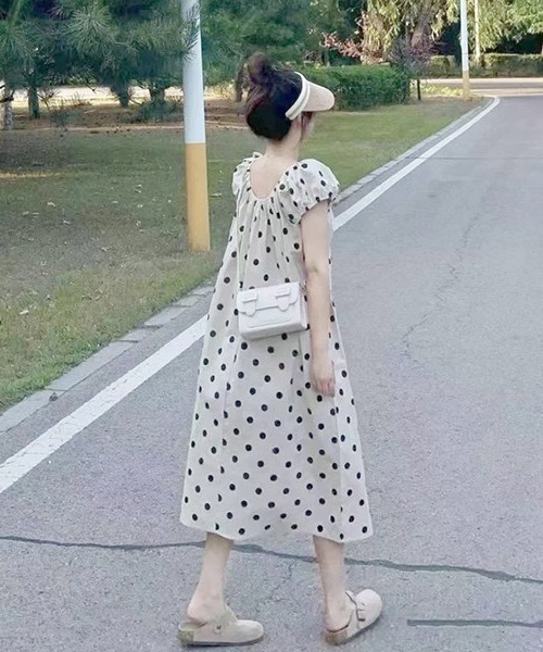 LUCPY(ラクピー)の「ドット柄フレンチスリーブロングワンピース(ワンピース・レディース・ホワイト・XX-LARGE/X-LARGE/LARGE/MEDIUM)」の2枚目の写真