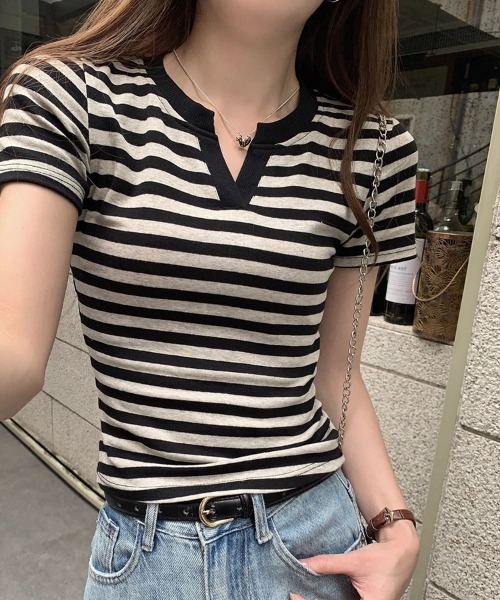 mielu(ミエル)の「ボーダーVネックTシャツ(Tシャツ/カットソー・レディース・ブラック/レッド・LARGE/MEDIUM)」の1枚目の写真