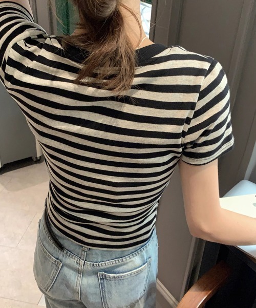mielu(ミエル)の「ボーダーVネックTシャツ(Tシャツ/カットソー・レディース・ブラック/レッド・LARGE/MEDIUM)」の4枚目の写真