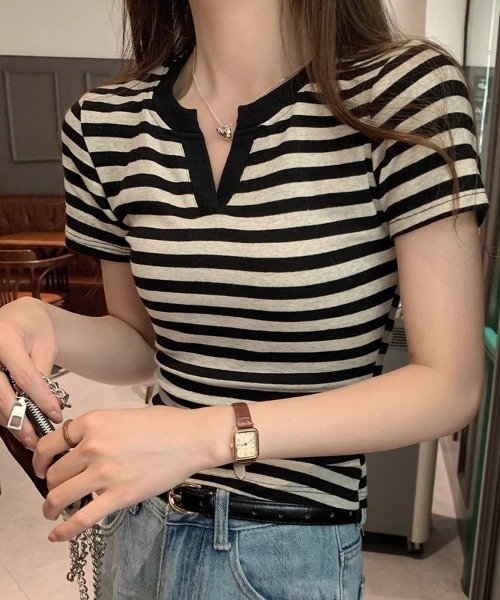 mielu(ミエル)の「ボーダーVネックTシャツ(Tシャツ/カットソー・レディース・ブラック/レッド・LARGE/MEDIUM)」の5枚目の写真