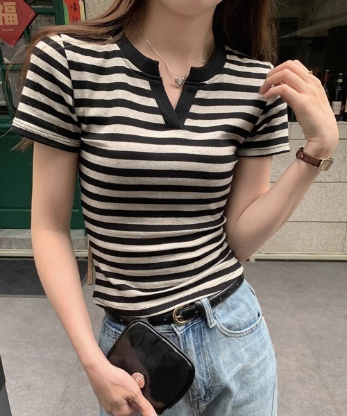 mielu(ミエル)の「ボーダーVネックTシャツ(Tシャツ/カットソー・レディース・ブラック/レッド・LARGE/MEDIUM)」の6枚目の写真