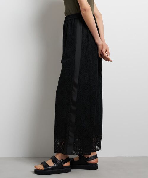 LANVIN en Bleu(ランバンオンブルー)の「サイドテープレースゴムパンツ(その他パンツ・レディース・オフホワイト/ブラック・38/36)」の7枚目の写真