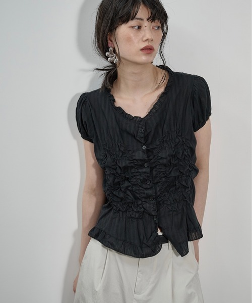 THE YOn(ザヨン)の「シアーストライプギャザーシェイプシャツ(シャツ/ブラウス・レディース・ブラック/オフホワイト・FREE)」の3枚目の写真