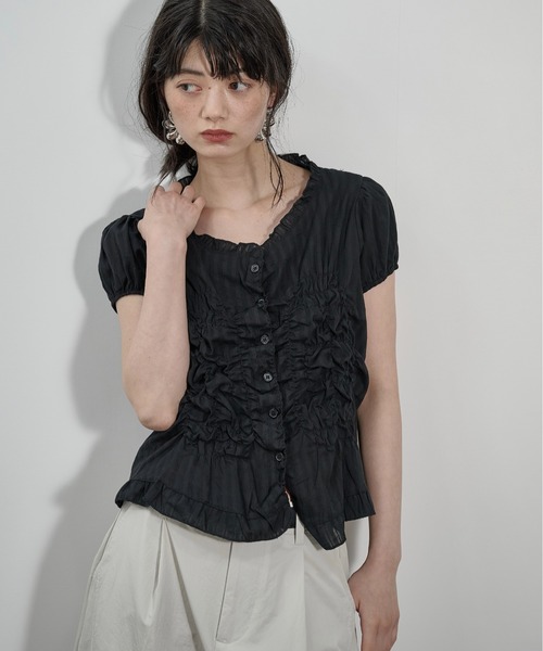 THE YOn(ザヨン)の「シアーストライプギャザーシェイプシャツ(シャツ/ブラウス・レディース・ブラック/オフホワイト・FREE)」の4枚目の写真