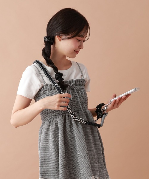 tiny tiny（ティニーティニー）の「フラワーパラコードショルダーストラップ[tiny tiny(ティニーティニー)]（スマホグッズ・レディース・ブラック/ライトブルー/ピンク・0）」の5枚目の写真