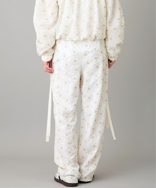 FLUMOR(フラマー)の「インポートフラワー刺繍セミワイドパンツ(その他パンツ・レディース・アイボリー・38)」の4枚目の写真