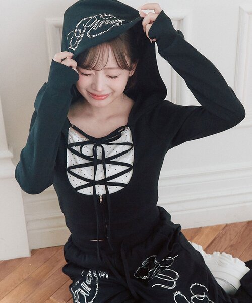 OLIVE des OLIVE(オリーブデオリーブ)の「レースアップレイヤード風パーカー(Tシャツ/カットソー・レディース・ベージュ/トップグレー/ピンク/ブラック・FREE)」の2枚目の写真