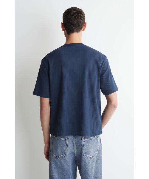 COS(コス)の「ヘビーウェイト リブ Tシャツ(Tシャツ/カットソー・メンズ・ネイビー/ホワイト系・XS/L/M/S/XL)」の5枚目の写真