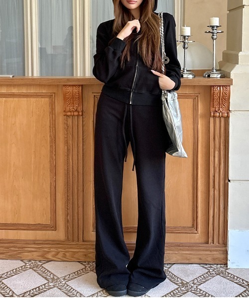 AMAJI(アマジ)の「フード付き スウェット × フレアパンツ セットアップ(セットアップ・レディース・ブラック・MEDIUM/LARGE/SMALL)」の2枚目の写真