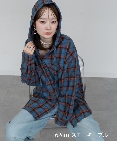 mellomela.(メロメラ)の「オーバーサイズ微起毛フードチェックシャツ(シャツ/ブラウス・レディース・ブルー系その他/ブラック/ライトブラウン/オフホワイト・FREE)」の4枚目の写真