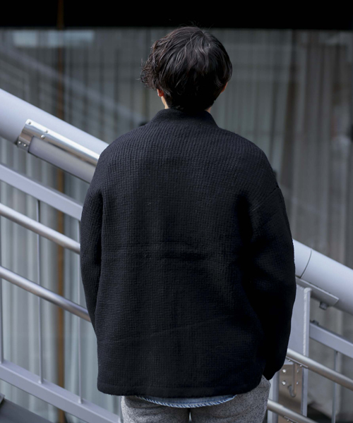 Denime（ドゥニーム）の「ワッフルVネックニットカーディガン（カーディガン/ボレロ・メンズ・キャメル/ネイビー/杢グレー/ブラック・MEDIUM/LARGE）」の5枚目の写真