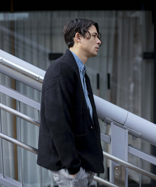 Denime（ドゥニーム）の「ワッフルVネックニットカーディガン（カーディガン/ボレロ・メンズ・キャメル/ネイビー/杢グレー/ブラック・MEDIUM/LARGE）」の6枚目の写真