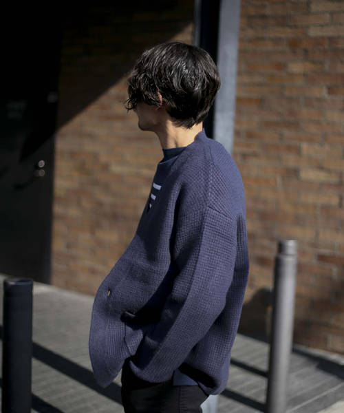 Denime（ドゥニーム）の「ワッフルVネックニットカーディガン（カーディガン/ボレロ・メンズ・キャメル/ネイビー/杢グレー/ブラック・MEDIUM/LARGE）」の7枚目の写真