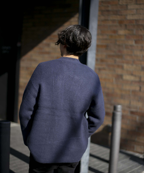 Denime（ドゥニーム）の「ワッフルVネックニットカーディガン（カーディガン/ボレロ・メンズ・キャメル/ネイビー/杢グレー/ブラック・MEDIUM/LARGE）」の8枚目の写真