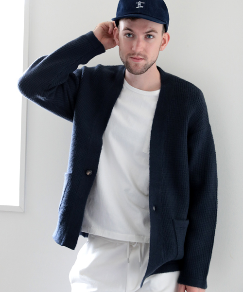 Denime（ドゥニーム）の「ワッフルVネックニットカーディガン（カーディガン/ボレロ・メンズ・キャメル/ネイビー/杢グレー/ブラック・MEDIUM/LARGE）」の10枚目の写真