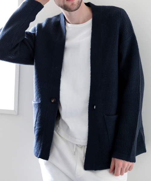 Denime（ドゥニーム）の「ワッフルVネックニットカーディガン（カーディガン/ボレロ・メンズ・キャメル/ネイビー/杢グレー/ブラック・MEDIUM/LARGE）」の17枚目の写真