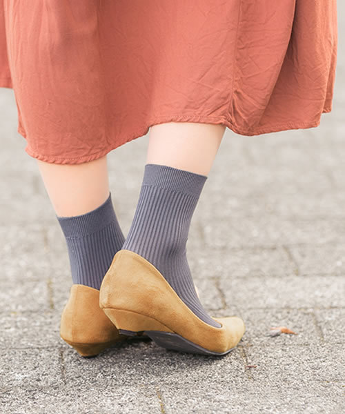 menue（メヌエ）の「ポインテッドトゥ ローヒールパンプス（スエード調／同色巻きヒール）（パンプス・レディース・ブラック系その他2/スモークピンク/ベージュ/ネイビー/パイソン/ゴールド/ベージュ系その他2/グレー/ブラック系その他/ブルー/ボルドー/ベージュ系その他/テラコッタ/サーモンピンク/グレイッシュベージュ/カーキ/ブラック/その他・21.5cm/24.5cm/26.0cm/22.0cm/23.5cm/22.5cm/25.5cm/25.0cm/23.0cm/24.0cm/26.5cm/27.0cm）」の8枚目の写真