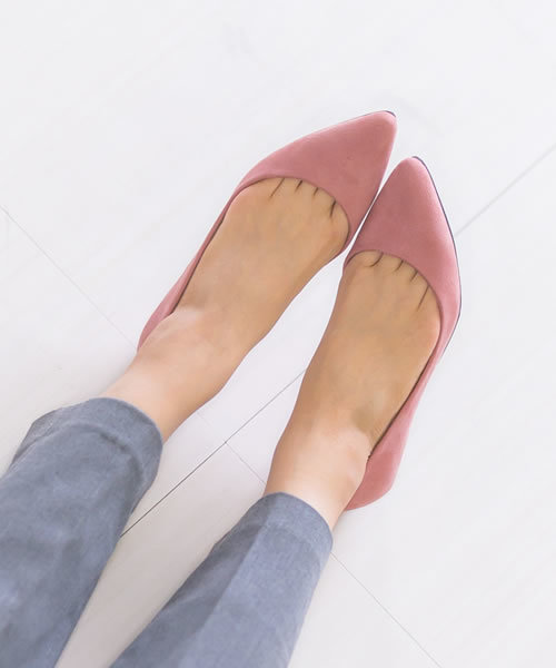 menue（メヌエ）の「ポインテッドトゥ ローヒールパンプス（スエード調／同色巻きヒール）（パンプス・レディース・ブラック系その他2/スモークピンク/ベージュ/ネイビー/パイソン/ゴールド/ベージュ系その他2/グレー/ブラック系その他/ブルー/ボルドー/ベージュ系その他/テラコッタ/サーモンピンク/グレイッシュベージュ/カーキ/ブラック/その他・21.5cm/24.5cm/26.0cm/22.0cm/23.5cm/22.5cm/25.5cm/25.0cm/23.0cm/24.0cm/26.5cm/27.0cm）」の13枚目の写真