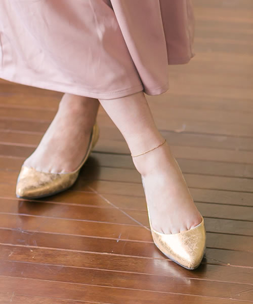 menue（メヌエ）の「ポインテッドトゥ ローヒールパンプス（スエード調／同色巻きヒール）（パンプス・レディース・ブラック系その他2/スモークピンク/ベージュ/ネイビー/パイソン/ゴールド/ベージュ系その他2/グレー/ブラック系その他/ブルー/ボルドー/ベージュ系その他/テラコッタ/サーモンピンク/グレイッシュベージュ/カーキ/ブラック/その他・21.5cm/24.5cm/26.0cm/22.0cm/23.5cm/22.5cm/25.5cm/25.0cm/23.0cm/24.0cm/26.5cm/27.0cm）」の16枚目の写真