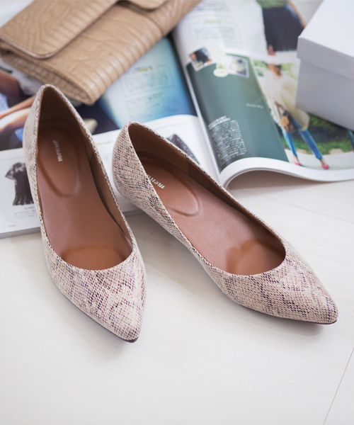 menue（メヌエ）の「ポインテッドトゥ ローヒールパンプス（スエード調／同色巻きヒール）（パンプス・レディース・ブラック系その他2/スモークピンク/ベージュ/ネイビー/パイソン/ゴールド/ベージュ系その他2/グレー/ブラック系その他/ブルー/ボルドー/ベージュ系その他/テラコッタ/サーモンピンク/グレイッシュベージュ/カーキ/ブラック/その他・21.5cm/24.5cm/26.0cm/22.0cm/23.5cm/22.5cm/25.5cm/25.0cm/23.0cm/24.0cm/26.5cm/27.0cm）」の18枚目の写真