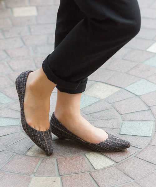 menue（メヌエ）の「ポインテッドトゥ ローヒールパンプス（スエード調／同色巻きヒール）（パンプス・レディース・ブラック系その他2/スモークピンク/ベージュ/ネイビー/パイソン/ゴールド/ベージュ系その他2/グレー/ブラック系その他/ブルー/ボルドー/ベージュ系その他/テラコッタ/サーモンピンク/グレイッシュベージュ/カーキ/ブラック/その他・21.5cm/24.5cm/26.0cm/22.0cm/23.5cm/22.5cm/25.5cm/25.0cm/23.0cm/24.0cm/26.5cm/27.0cm）」の4枚目の写真