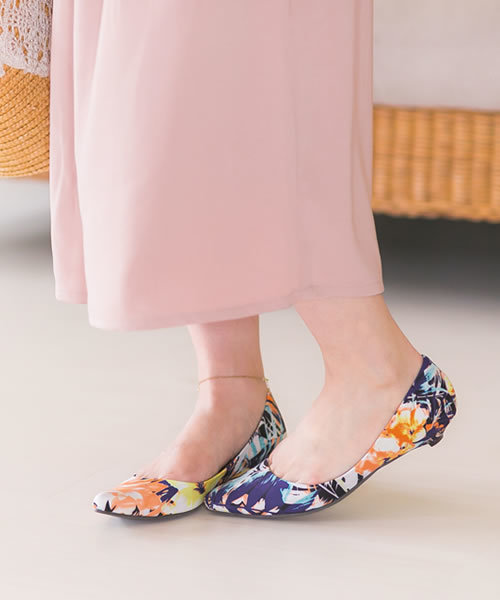 menue（メヌエ）の「ポインテッドトゥ ローヒールパンプス（スエード調／同色巻きヒール）（パンプス・レディース・ブラック系その他2/スモークピンク/ベージュ/ネイビー/パイソン/ゴールド/ベージュ系その他2/グレー/ブラック系その他/ブルー/ボルドー/ベージュ系その他/テラコッタ/サーモンピンク/グレイッシュベージュ/カーキ/ブラック/その他・21.5cm/24.5cm/26.0cm/22.0cm/23.5cm/22.5cm/25.5cm/25.0cm/23.0cm/24.0cm/26.5cm/27.0cm）」の17枚目の写真