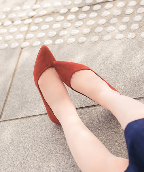 menue（メヌエ）の「ポインテッドトゥ ローヒールパンプス（スエード調／同色巻きヒール）（パンプス・レディース・ブラック系その他2/スモークピンク/ベージュ/ネイビー/パイソン/ゴールド/ベージュ系その他2/グレー/ブラック系その他/ブルー/ボルドー/ベージュ系その他/テラコッタ/サーモンピンク/グレイッシュベージュ/カーキ/ブラック/その他・21.5cm/24.5cm/26.0cm/22.0cm/23.5cm/22.5cm/25.5cm/25.0cm/23.0cm/24.0cm/26.5cm/27.0cm）」の6枚目の写真