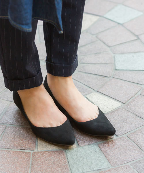 menue（メヌエ）の「ポインテッドトゥ ローヒールパンプス（スエード調／同色巻きヒール）（パンプス・レディース・ブラック系その他2/スモークピンク/ベージュ/ネイビー/パイソン/ゴールド/ベージュ系その他2/グレー/ブラック系その他/ブルー/ボルドー/ベージュ系その他/テラコッタ/サーモンピンク/グレイッシュベージュ/カーキ/ブラック/その他・21.5cm/24.5cm/26.0cm/22.0cm/23.5cm/22.5cm/25.5cm/25.0cm/23.0cm/24.0cm/26.5cm/27.0cm）」の2枚目の写真