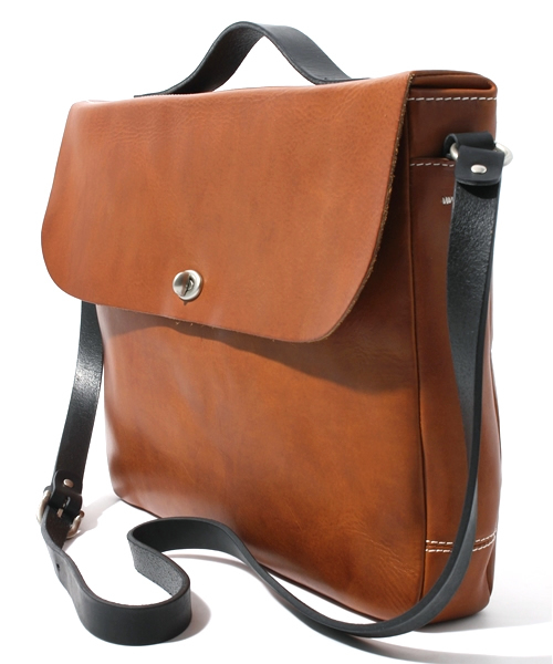 CAMPER（カンペール）の「AULET　ナナメ掛けショルダーL（ショルダーバッグ・メンズ・ブラウン・FREE）」の2枚目の写真