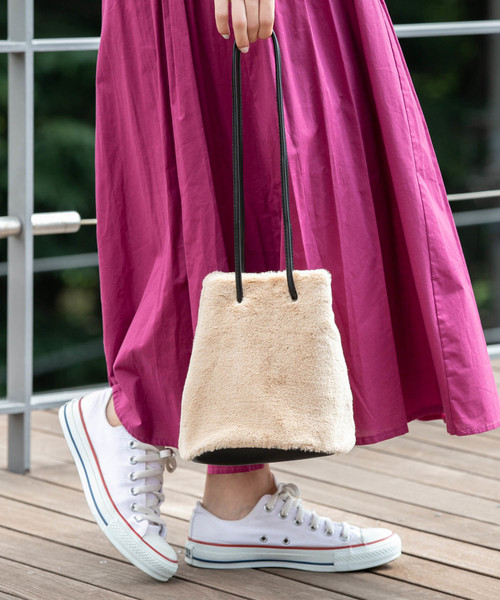 Edit Sheen（エディットシーン）の「ファー巾着バッグ（ハンドバッグ・レディース・ブラック/ベージュ・FREE）」の2枚目の写真