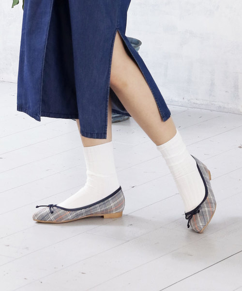 VIVIAN(ヴィヴィアン)の「ポインテッドトゥフラットバレエシューズ(バレエシューズ・レディース・ブルー系その他2/パイソン/レオパード/ライトピンク/バーガンディー/シルバー/サンドグレー/ホワイト系その他/ブルー系その他4/ライトオリーブ/ブラック系その他/ホワイト系その他2/ブラック系その他2/ゴールド/バイオレット/その他14/イエロー系その他2・22/22.5/24.5/26/24/23/25/23.5/21)」の16枚目の写真