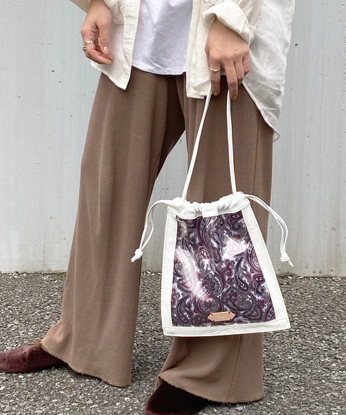 Beau're(ヴュレ)の「BEAURE ヴュレ カウレザー × クリア × ペイズリー 巾着 ショルダー(ショルダーバッグ)」|レッド