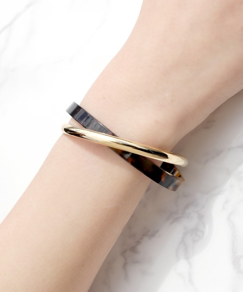 florist(フローリスト)の「マーブルアセチ×ゴールドのクロスバングル(バングル/リストバンド・レディース・ダークブラウン/ベージュ/ターコイズブルー/イエロー/アイボリー/クリア/ベビーピンク/サーモンピンク・FREE)」の6枚目の写真