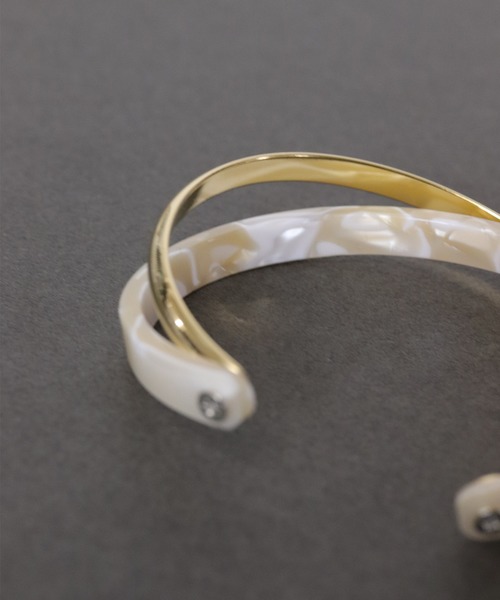 florist(フローリスト)の「マーブルアセチ×ゴールドのクロスバングル(バングル/リストバンド・レディース・ダークブラウン/ベージュ/ターコイズブルー/イエロー/アイボリー/クリア/ベビーピンク/サーモンピンク・FREE)」の10枚目の写真
