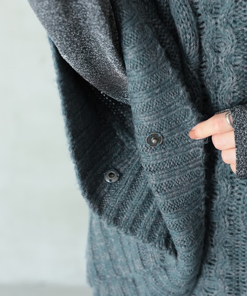 【美品・洗える】45R ケーブル編み ニット ポンチョ　ネイビー系　綿 45R（フォーティファイブアール）の「手編みのケーブル柄ポンチョ