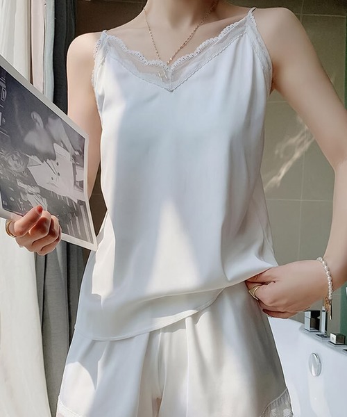 白のポリエステルルームウェアセット Bifrost（ビフレスト）の「キャミソール＋ショートパンツ 2枚