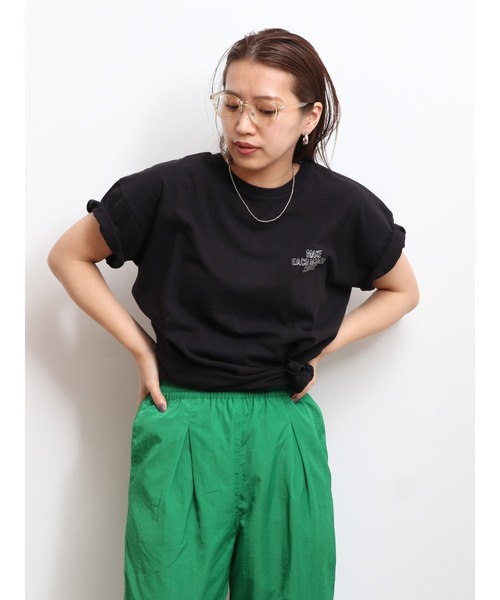 Ungrid（アングリッド）の「エンブロイダリーTee（Tシャツ/カットソー・レディース・ブラック/サーモンピンク/ブルー/オフホワイト・FREE）」の7枚目の写真