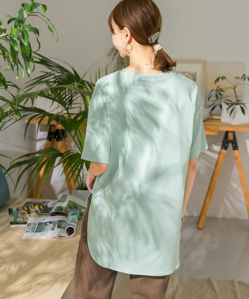 ITEMS URBANRESEARCH（アイテムズ アーバンリサーチ）の「シャツテールビッグTシャツ（Tシャツ/カットソー・レディース・オフホワイト/ブラウン/ブラック/ミント・FREE）」の13枚目の写真
