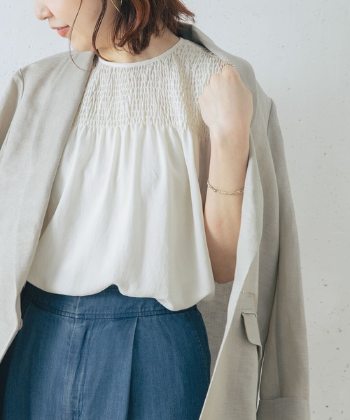 URBAN RESEARCH ROSSO WOMEN（アーバンリサーチ　ロッソ）の「シャーリングチュニックブラウス（シャツ/ブラウス・レディース・オフホワイト/モカ/ブルー系その他・FREE）」の2枚目の写真