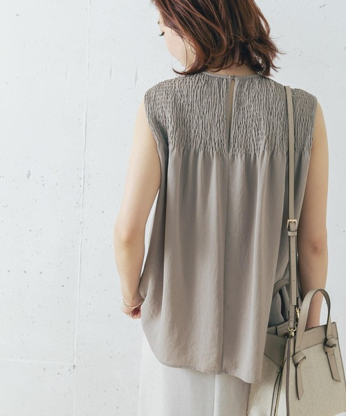 URBAN RESEARCH ROSSO WOMEN（アーバンリサーチ　ロッソ）の「シャーリングチュニックブラウス（シャツ/ブラウス・レディース・オフホワイト/モカ/ブルー系その他・FREE）」の16枚目の写真