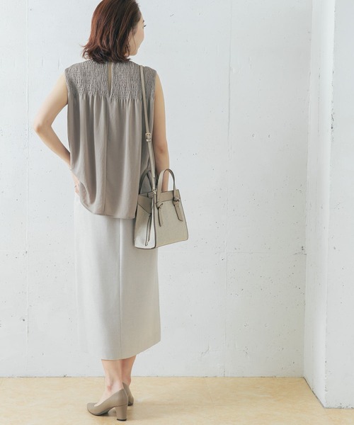 URBAN RESEARCH ROSSO WOMEN（アーバンリサーチ　ロッソ）の「シャーリングチュニックブラウス（シャツ/ブラウス・レディース・オフホワイト/モカ/ブルー系その他・FREE）」の18枚目の写真