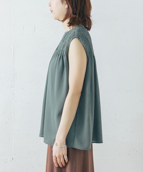 URBAN RESEARCH ROSSO WOMEN（アーバンリサーチ　ロッソ）の「シャーリングチュニックブラウス（シャツ/ブラウス・レディース・オフホワイト/モカ/ブルー系その他・FREE）」の21枚目の写真