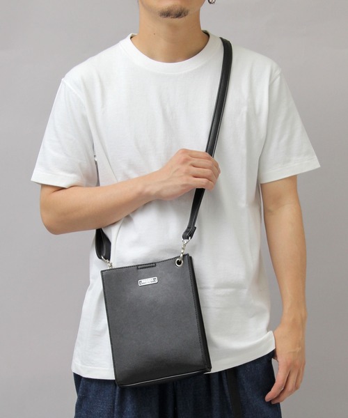 REGiSTA（レジスタ）の「レザー調 スクエア ミニショルダーバッグ（ショルダーバッグ・メンズ・ブラック/ブラック系その他/ブラック系その他2・FREE）」の4枚目の写真